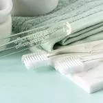 Officina Naturae Whitening tandenborstel (medium) - borstelharen met calciumcarbonaat