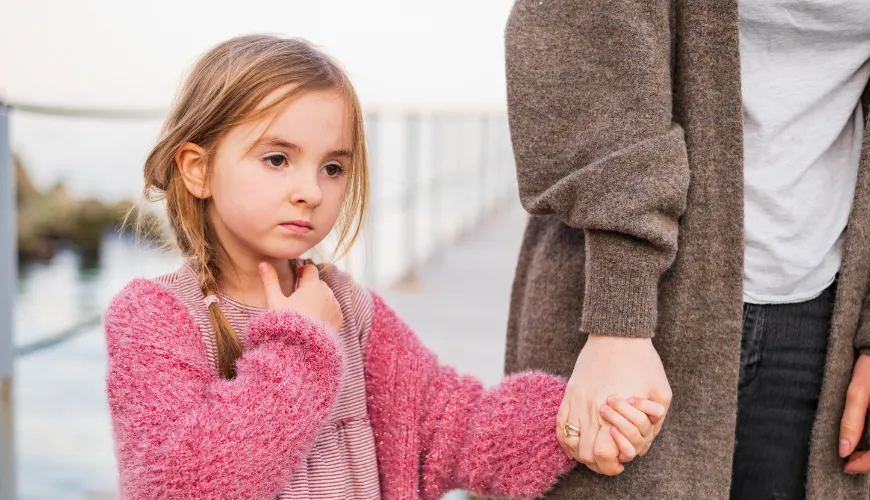 Hoe de hoest bij kinderen te verlichten met natuurlijke middelen