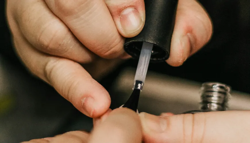 Wat betekenen de verticale lijnen op je nagels?