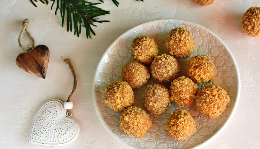 Word verliefd op gemberkoekballen van geraspte peperkoek