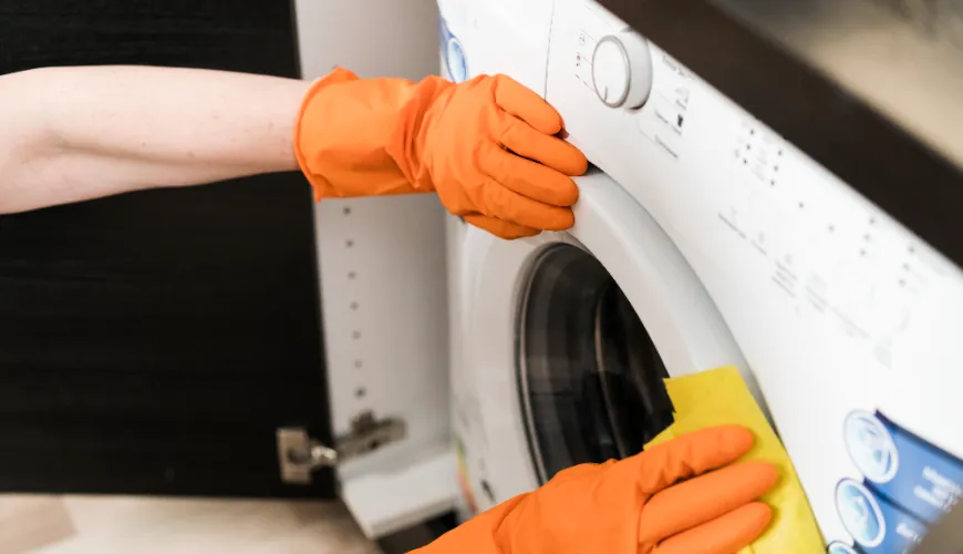 Hoe de wasmachine te reinigen van geur en frisse was te hebben