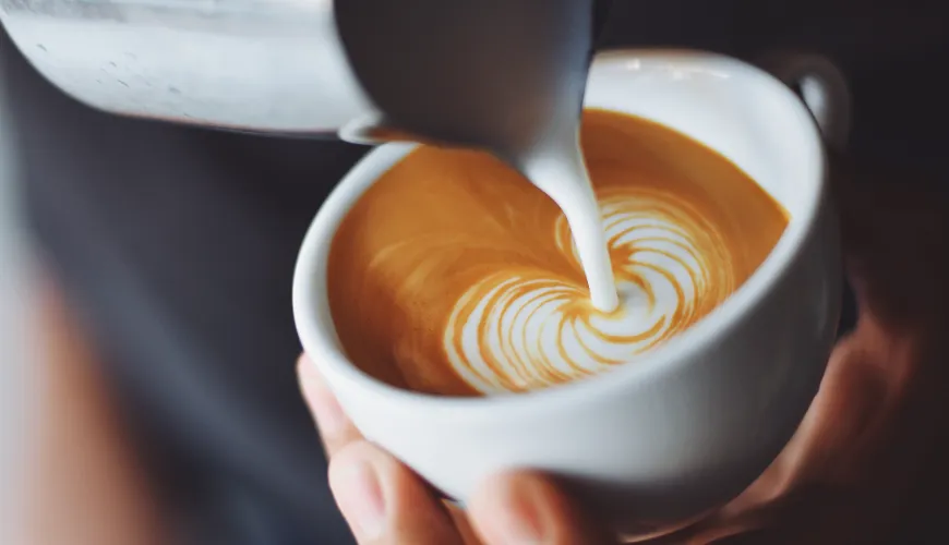 Waarom veroorzaakt koffie misselijkheid en wat kun je eraan doen?