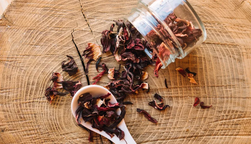 Rooibos bevat geen cafeïne en is ideaal voor het ontspannen van het lichaam.