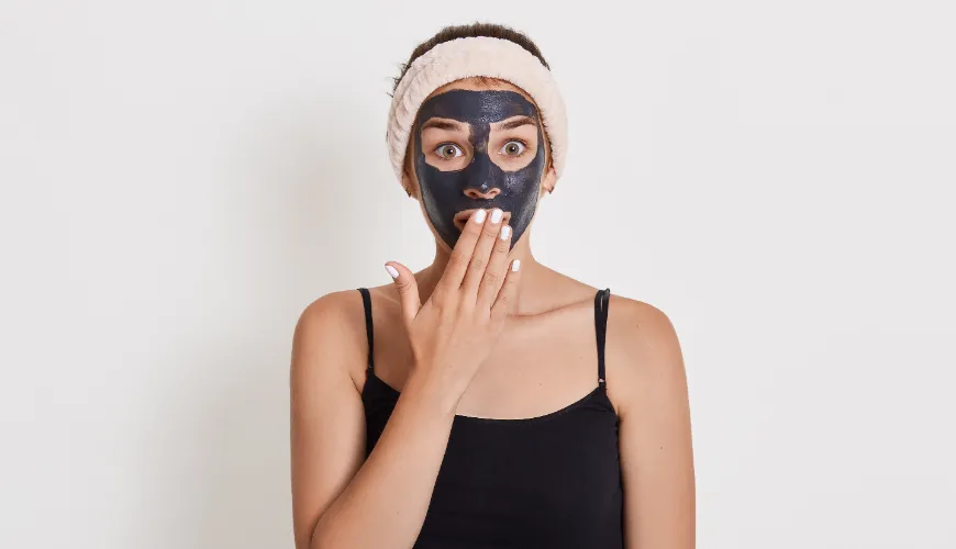 Een zwart masker is de sleutel tot een mooie en stralende huid