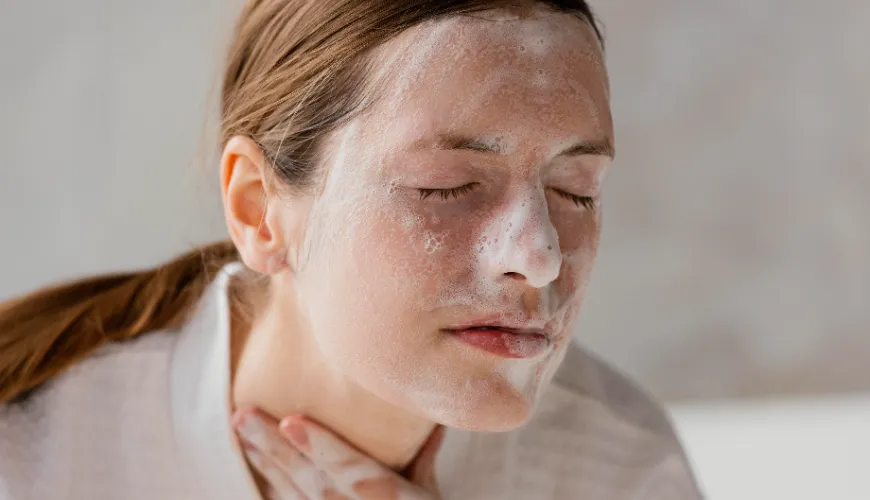 De juiste exfoliatie van de huid bevordert haar natuurlijke vernieuwing.